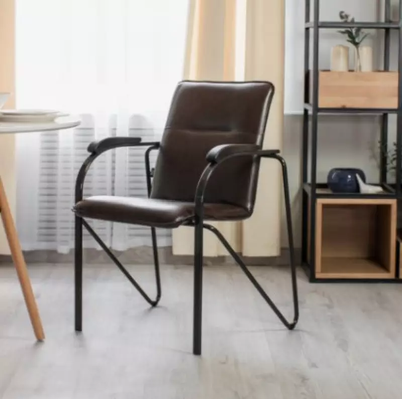 Стул для посетителей Самба Хром, мягк подлокотник, чёрный каркас, коричневая обивка(F) 2 шт на складе